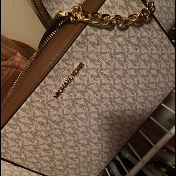 I am selling this Michael Kors set. main image 4